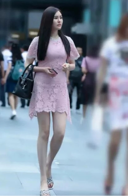 柔美|街拍:笑容甜美的短发美女,脚踩高跟凉鞋,柔美身姿让人羡慕不已