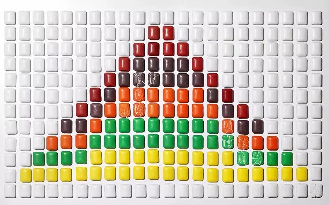 【设计师】物体排列之美，这个摄影师用大量食物堆成建筑，看起来