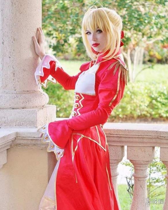 《守望先锋》性感救生员天使cos 紧身裤凸显白嫩美腿