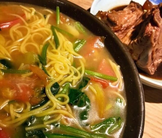  配一汤■闺蜜二人逛街吃东北大酱骨：配一汤六菜，大盆面，这你猜多少钱