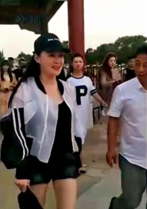 关婷娜有多美？路人近拍她穿短裤的样子，网友：赵本山真有眼光