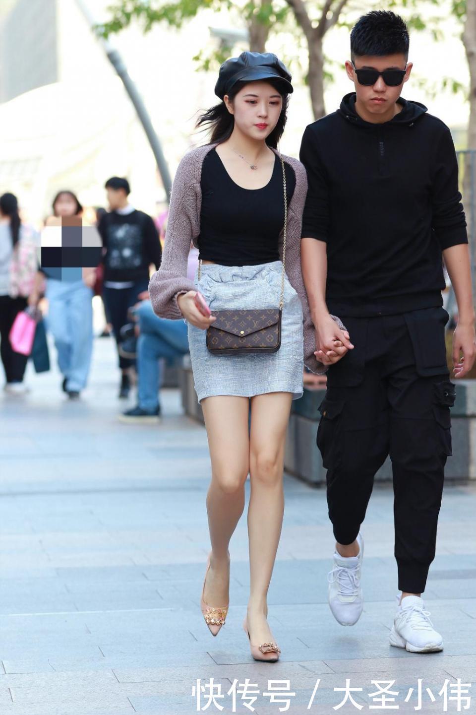 美女|街拍美女:短裙美女白到发光的皮肤让人非常羡慕