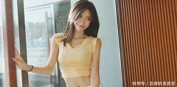 打底裤搭配粉色上衣，减龄了至少10岁，美少女就该这么穿！