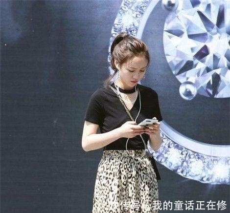  「美女」美丽动人的美女街拍：自由美搭的美女，彰显时尚女人的生活姿态！