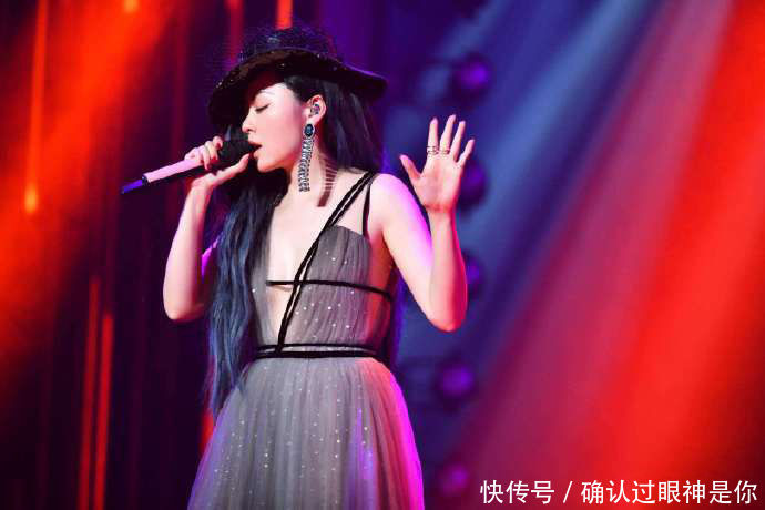 张靓颖真敢穿，吊带纱裙惊艳全场，网友：一般人驾驭不了