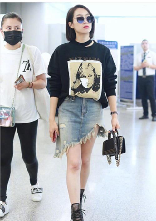  「新造型」王菊又现新造型，穿拼接卫衣搭毛绒外套，梳＂爆炸＂辫吸人视线