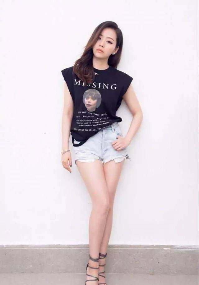 一直看惯穿长裙长裤的她，突然穿短裤露出腿来，让网友措手不及