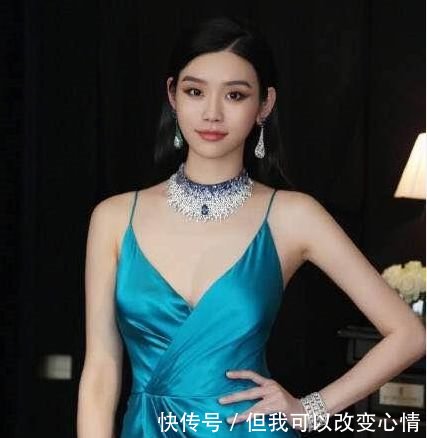 奚梦瑶出席活动穿孔雀蓝丝质长裙，网友：天生丽质的她简直美极了