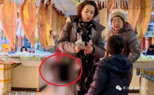 黄圣依虽身价不菲，但衣品却让人头疼，一半裤子一半裙子？