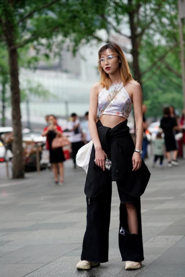  时尚元素|潮女街拍：小肚兜搭乞丐裤街头独一无二的存在