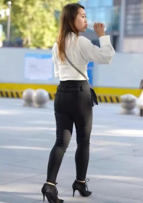 低着头爱玩手机的姑娘，穿上黑色打底裤后，越发感觉漂亮了许多