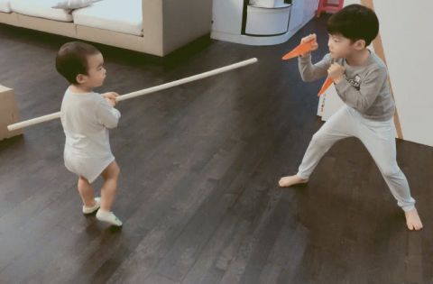  『孩子们』吴京赤脚扮恐龙逗俩儿子开心，棒棒糖缩着脖子吓一跳，老父亲带娃太难了