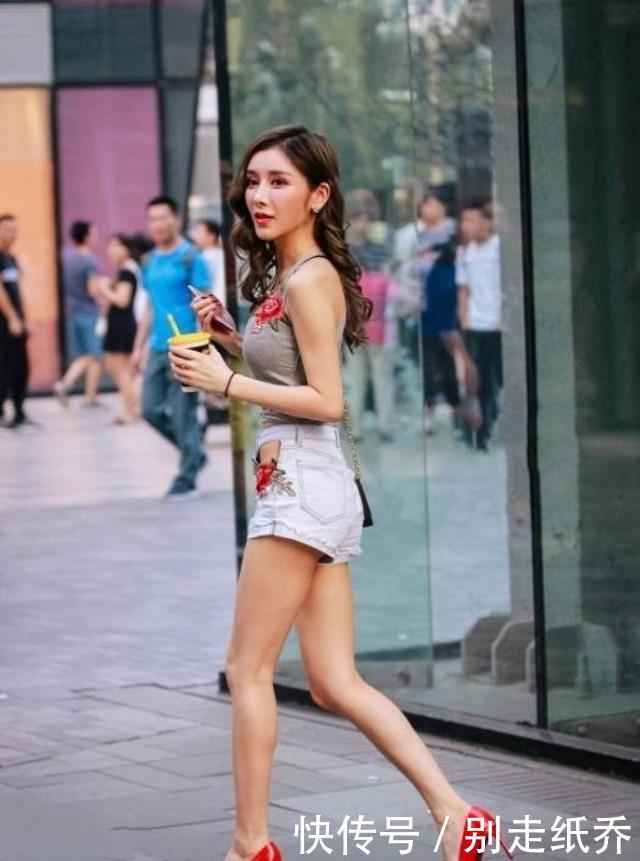 『搭配』路人街拍,姑娘非常好看,穿黑色高腰吊带背心,很是惊艳
