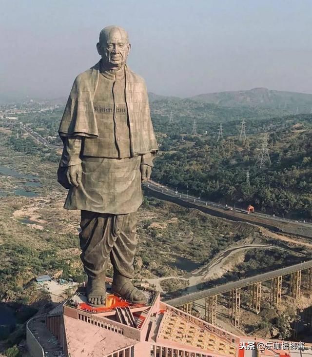印度耗资300亿打造“第一雕塑”，完工后却因背后标语，遭人唾弃