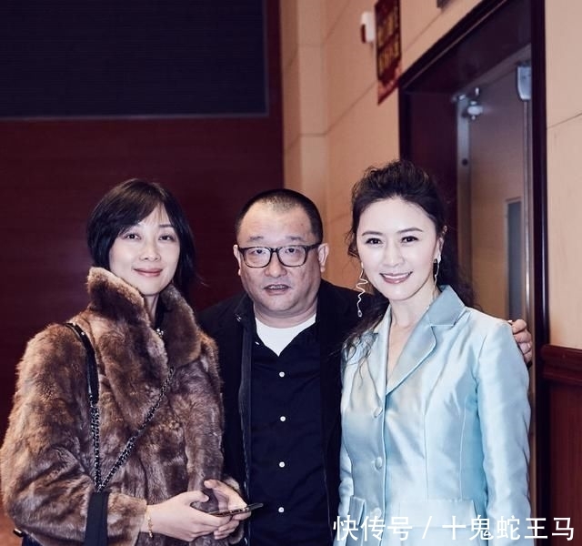 『代表』她是“高级脸”代表,身穿黑色亮闪丝绒连体裤,性感知性御姐范儿