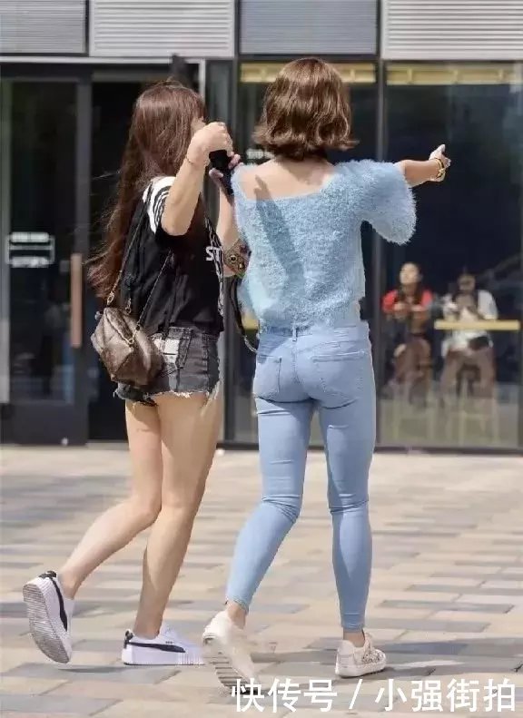 轻熟女范儿魅力小姐姐，天蓝色露肩装美搭紧身牛仔裤勾勒迷人曲线