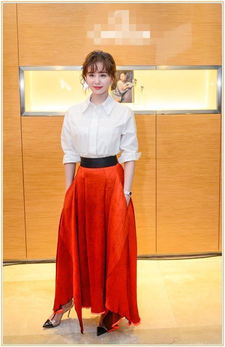 路人抓拍下的刘诗诗,毛衣太紧超抢眼,但看完下半身我沉默了