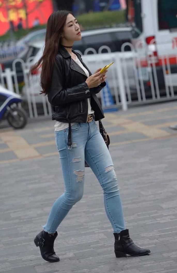 街拍：新颖出彩的紧身裙美女，更显娇小身姿，衬托靓丽的气质