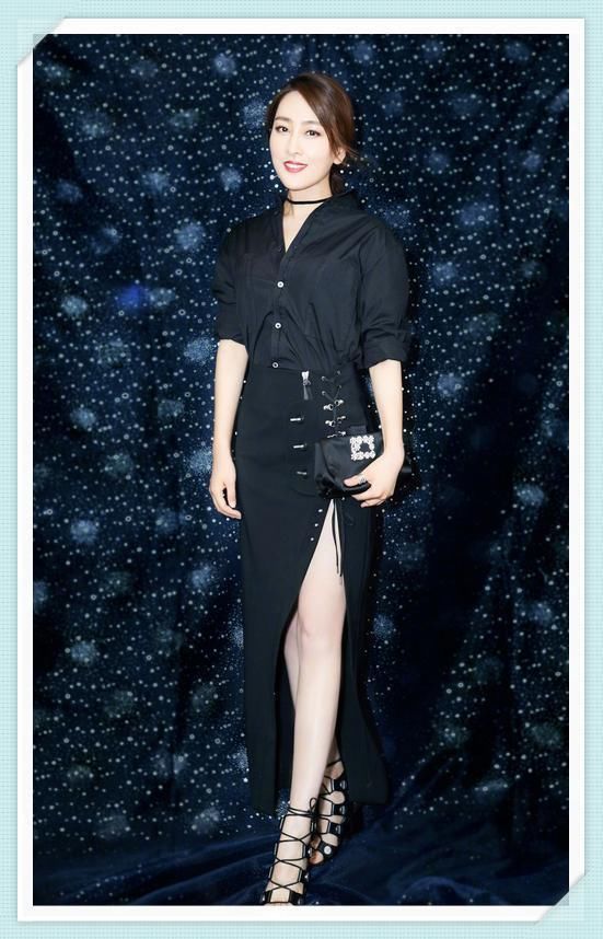 马苏真豪放，浑身上下就穿一件睡衣走机场，网友：37岁也疯狂！