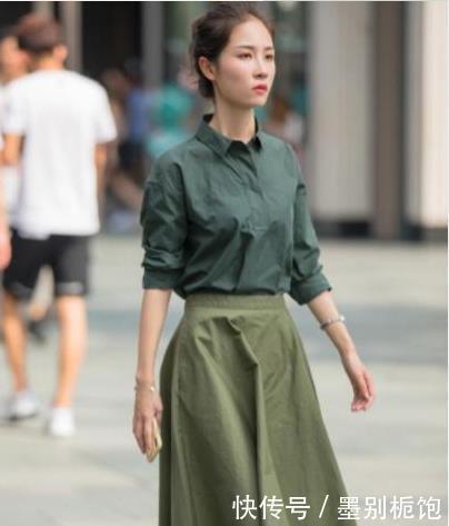  『小姐姐』街拍：小姐姐的身材无可挑剔，给人一种小鸟依人的感觉