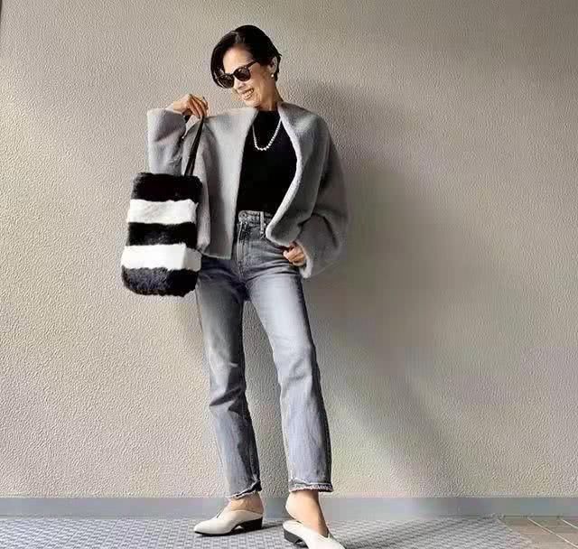 网上:56岁大妈在网上晒自己的穿搭,意外爆红全网,网友:气质女神