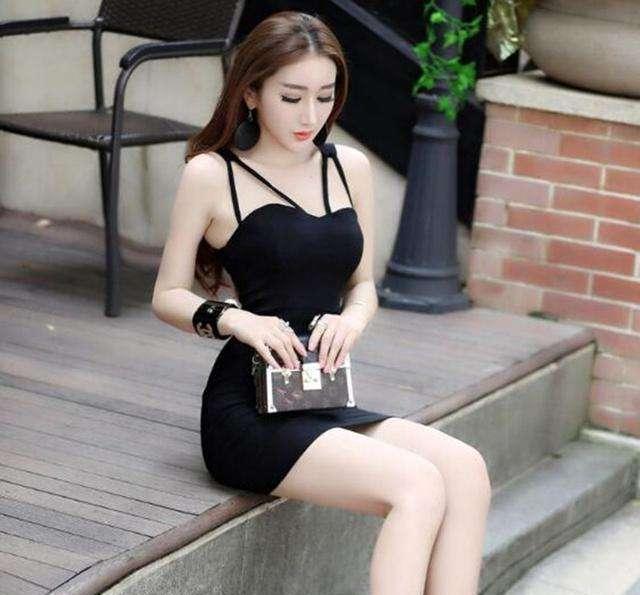 街拍: 30岁女人秀出迷人身材, 胸前深V夺人眼球