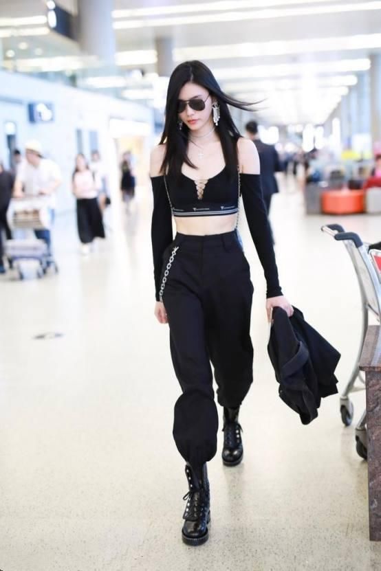 奚梦瑶和宋茜同玩内衣外穿，网友:没有对比就没有伤害