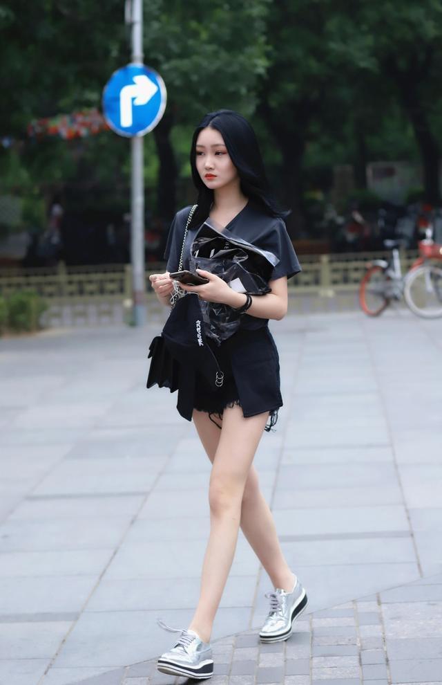 时尚街拍，小姐姐灰色的连衣长裙搭配一双高跟鞋，优雅知性