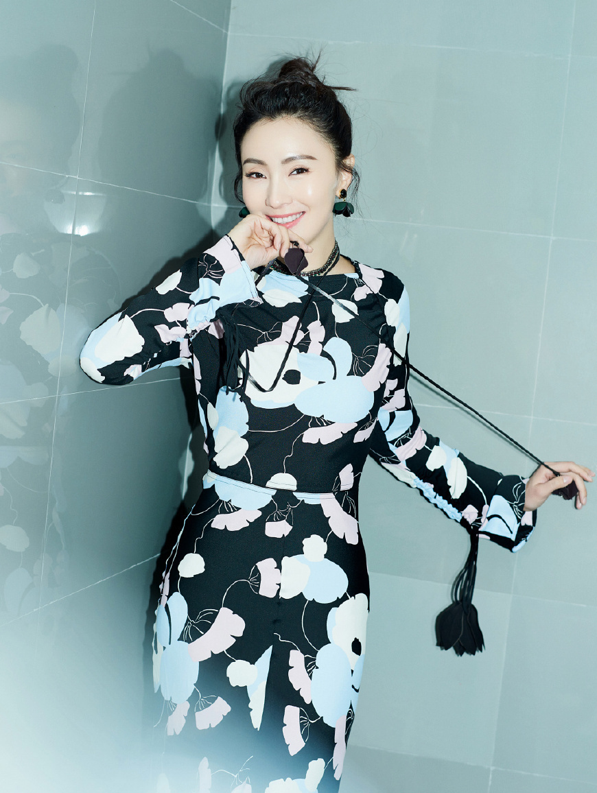 被46岁陶虹美到了!一袭黑色鱼尾裙优雅时尚,网友:气质不减当年