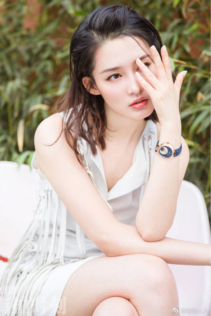 李沁时尚杂志封面写真，露趾高跟凉鞋配流苏短裙 美腿和嫩白脚丫