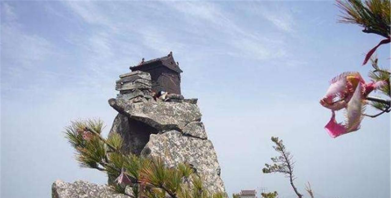 西安太兴山山顶惊现铁庙，重达一吨，四四方方引人注目