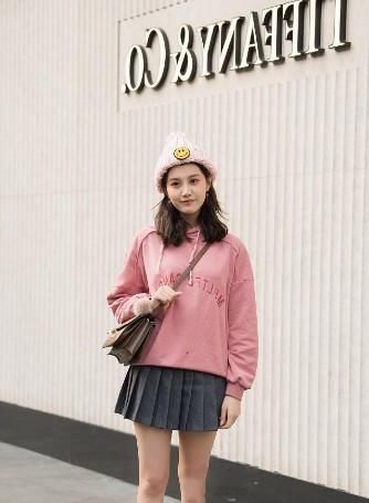  『小姐姐』路人街拍，小姐姐黑色针织衫配上牛仔阔腿裤，很是时尚啊