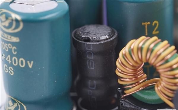 云星电子|三口USB+27瓦快充 米家插线板拆解:用料精细