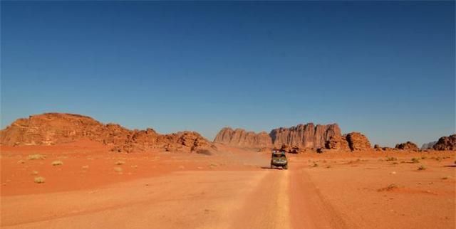 沙漠中的农场，从300米的地下取水，堪称世界奇迹