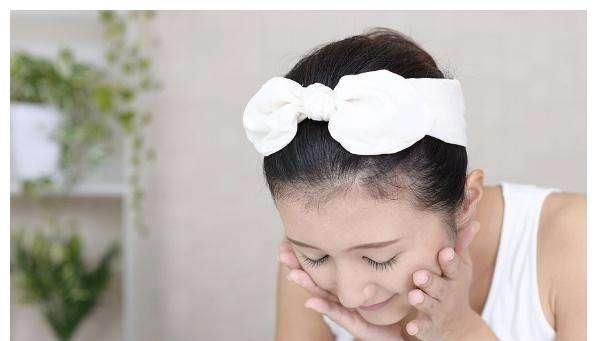  「洗面奶」用水打湿脸就马上用洗面奶？难怪你的脸会越来越粗糙，毛孔还粗大