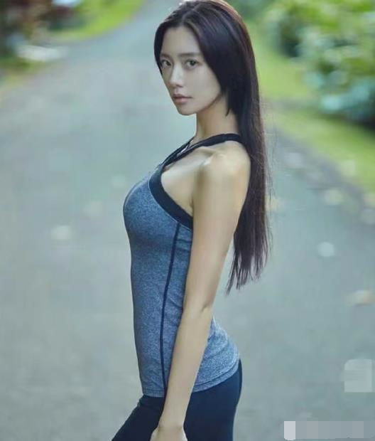 清纯小姐姐晨跑，一身时尚紧身裤勾勒女人独有的线条，网友：待长