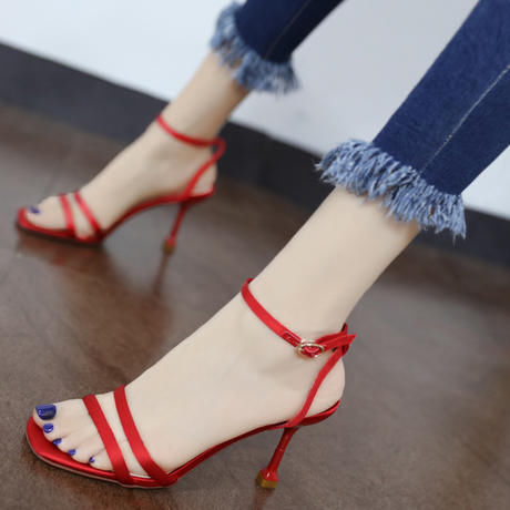 小跟凉鞋绽放优雅美丽，点缀精致生活，轻松营造女神范