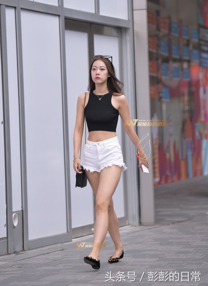 路人街拍，黑白搭配的小姐姐，越紧身越性感