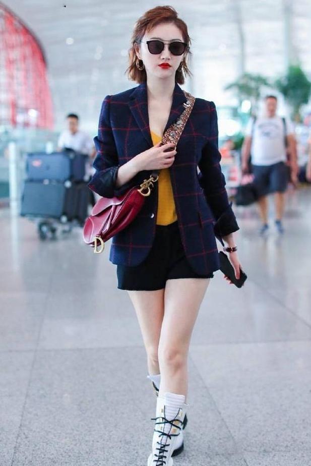 景甜穿黄色T恤露白皙酥胸，外搭格子西服，网友：美腿更迷人！