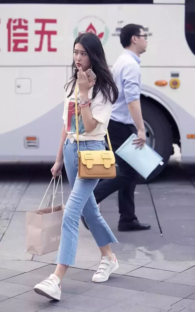 街拍路人，摩登时尚的潮流穿搭参考，让你成为万众瞩目的摩登女郎