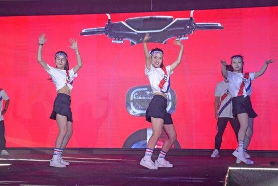 爱玛电动车蓝白红3色玩转英伦风 风靡大半个明星圈