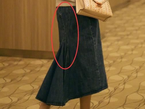 杨幂瘦过头！最小码的裙子都撑不住，缝了那么多针居然还如此宽松