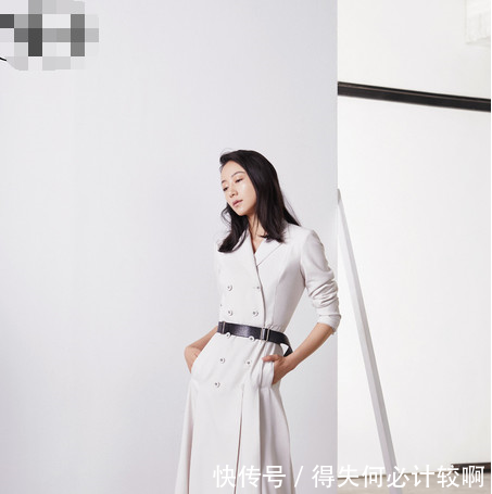 宋茜韩雪同穿长款羽绒服现机场，网友土豪与豪门的差距真明显！