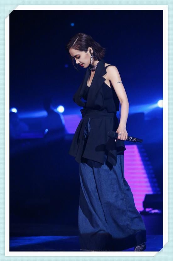 当吴宣仪和蔡依林同穿一件T恤裙，网友：光看腿就知道谁赢了！