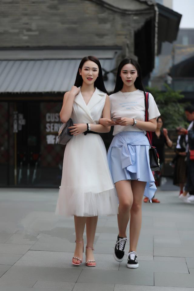 街拍路人，清新又撩人的小热裤，真符合长腿小姐姐的气质