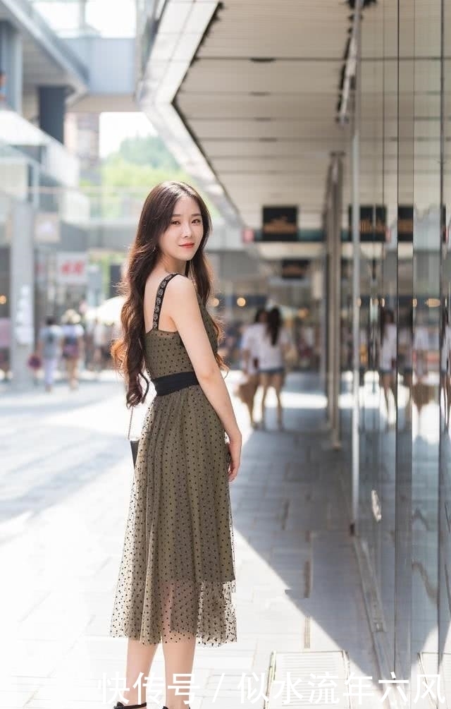  『美女』连衣裙体现青春的窈窕身材，营造出美女风格独具的活力感