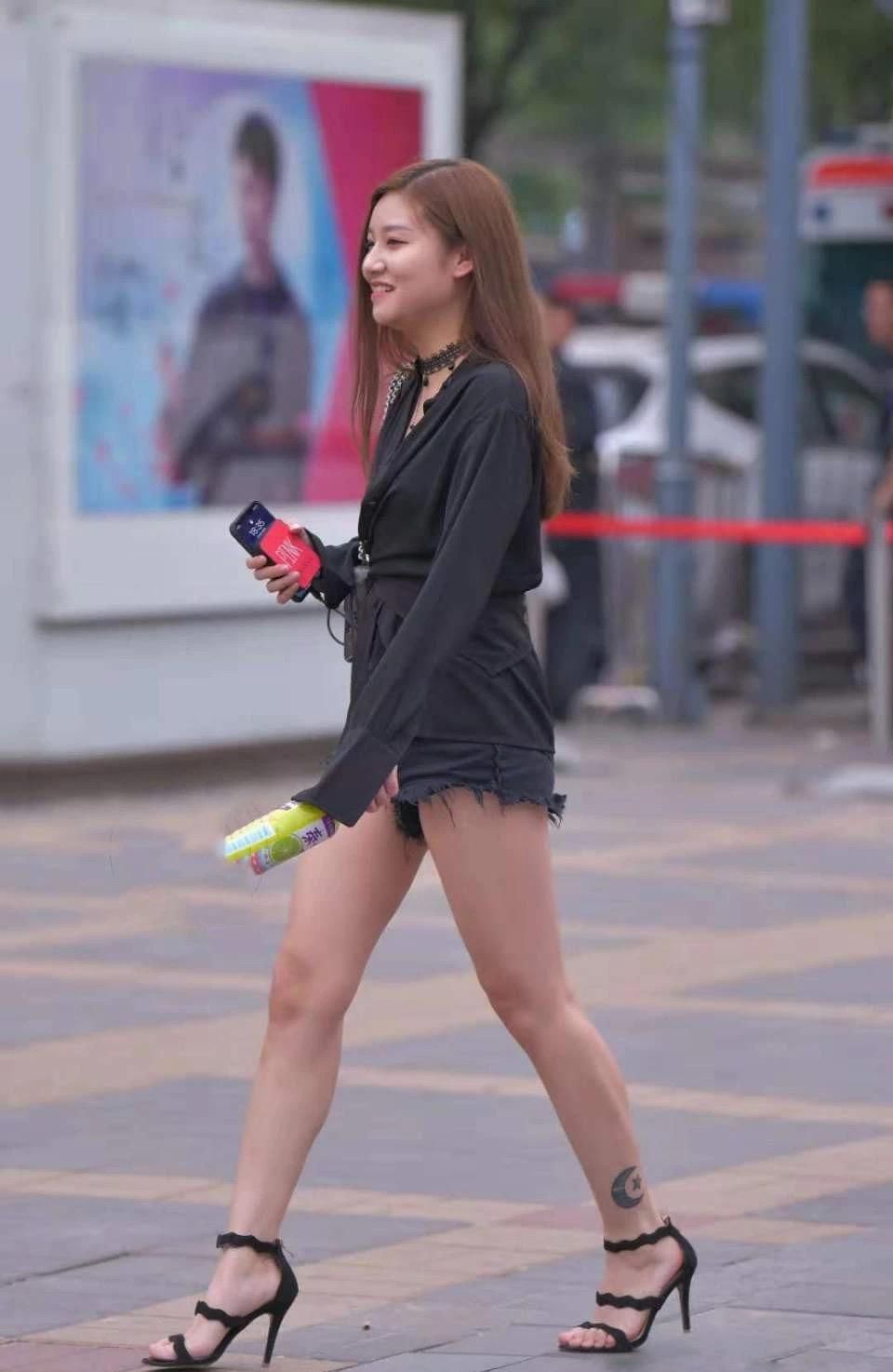 那种:时尚美女街拍::一看小姐姐的颜值和打扮就是男朋友无数的那种!