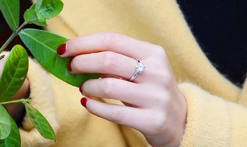  女性：戒指戴法有讲究？婚戒应该怎么戴