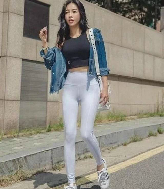 街拍，身材有料的紧身裤美女，一举一动太撩人