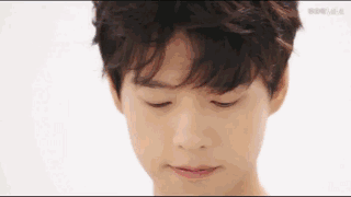 男明星也爱涂口红?陈伟霆技法娴熟，李晨竟把口红折断了!